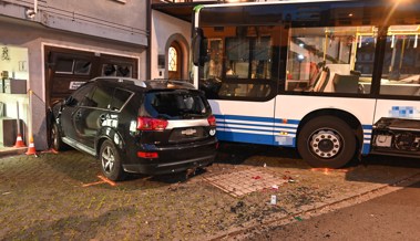 Linienbus kracht in zwei Autos und Gebäudewand in Altstätten