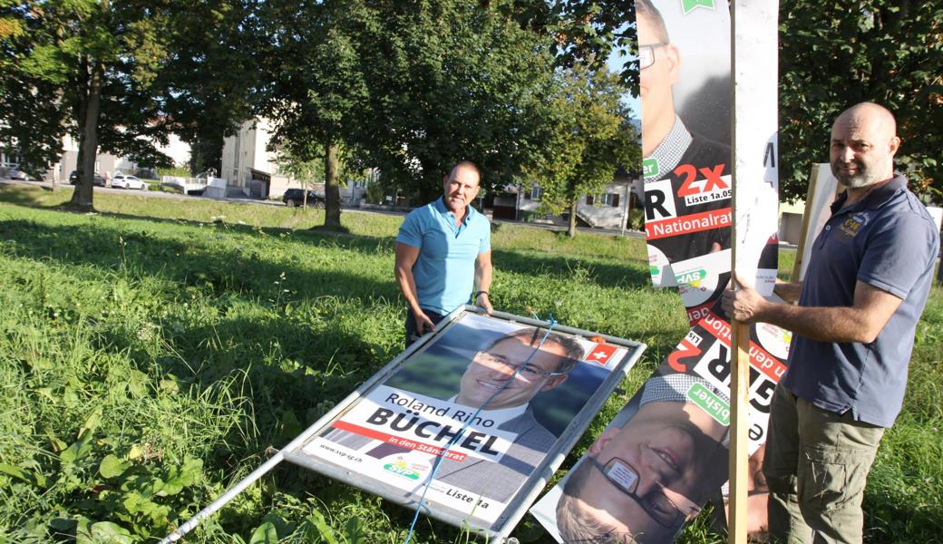 Erich Breitenmoser, Präsident der SVP Widnau (links), und Dani Brenner vor den zerstörten Plakaten. Die Kamera auf dem Baum sollte die Täter entlarven.