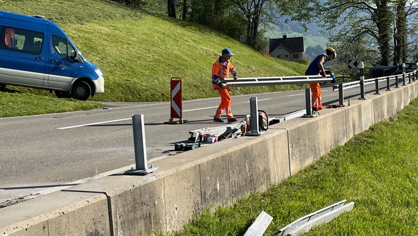 Zwei Kilometer unterhalb der Harmoniekurve wurde am Freitag eine Leitplanke ersetzt.