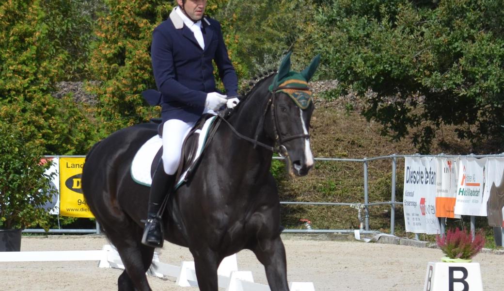 Dressurmeister des Kavallerievereins Oberrheintal: Vereinspräsident Arno Langenegger mit Autumn’s 