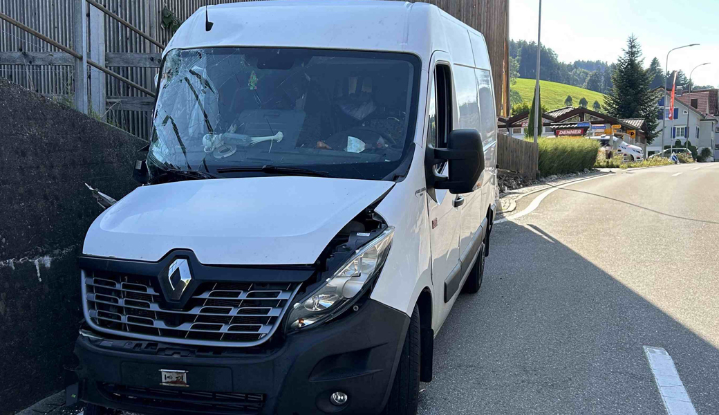 Ohne Führerausweis unterwegs –  32-Jähriger kollidiert in der Kurve mit Hausfassade