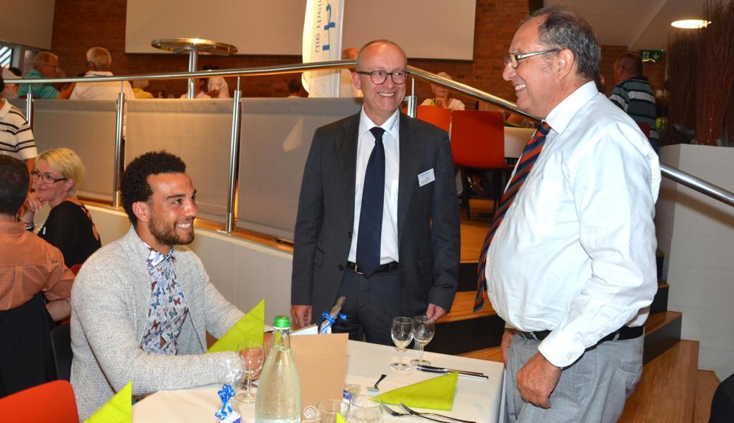 Präsident Christof Steger (Mitte) begrüsst Beni Thurnheer (rechts), den Gastredner an der Generalversammlung. Am Tisch sitzt Nicolas Lüchinger, Verteidiger beim FC St.Gallen. 