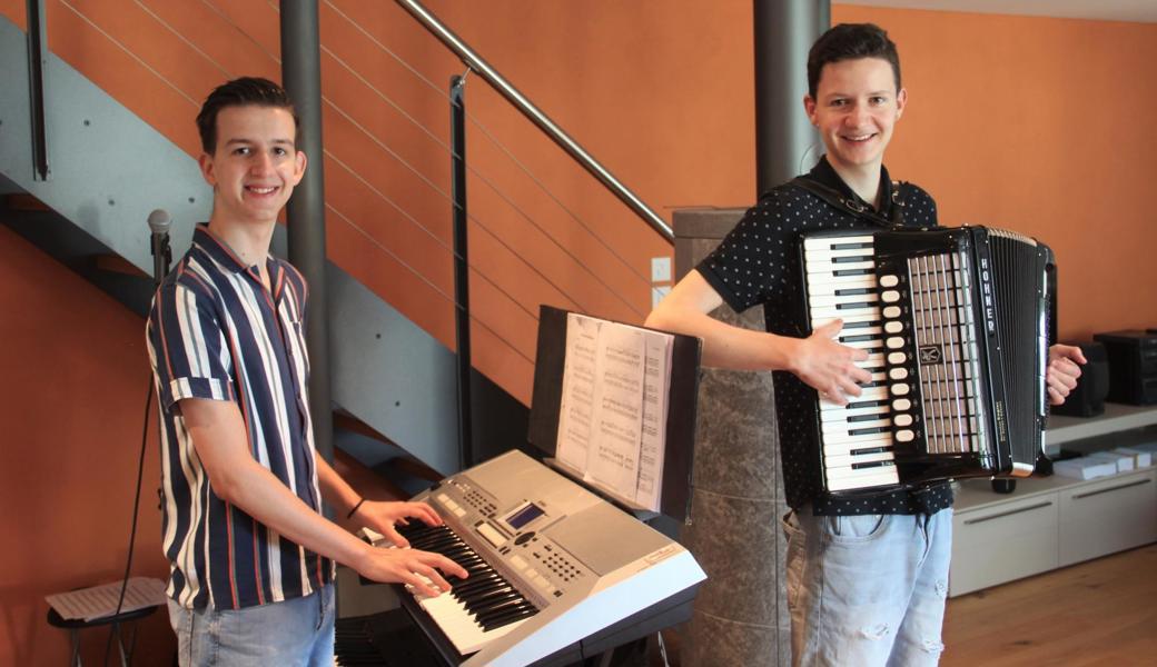 Pascal Bösch (rechts) hat den Anlass organisiert, sein Bruder Janic unterstützt ihn mit Keyboardklängen und Gesang. Es ist bereits das dritte Benefizkonzert, an dem die beiden Brüder - neben weiteren Formationen - gemeinsam auftreten.