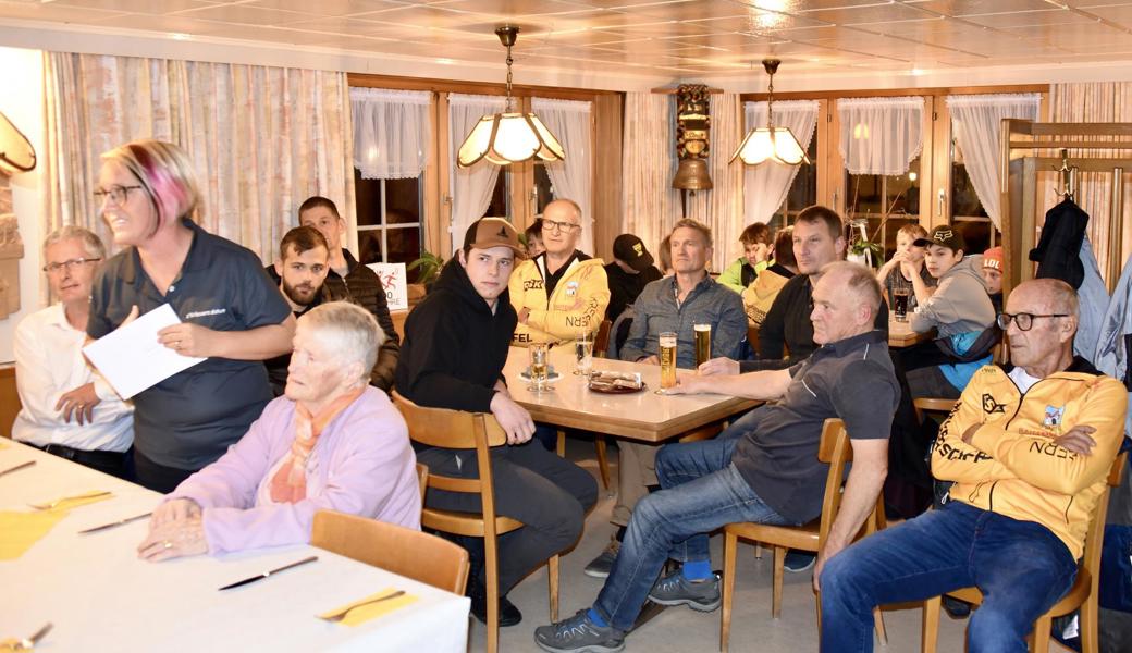 Die Kriessner Ringerfamilie traf sich im Restaurant Schäfli zu einem gemütlichen Abend. Barbara Wiesner (stehend, links) überbrachte eine Grussbotschaft der Ortsgemeinde Kriessern.