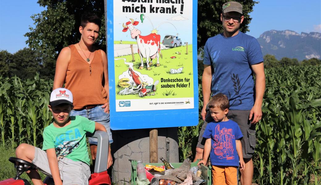 Trotz Hinweisschild landet täglich Abfall in der Wiese – nicht nur zum Leidwesen der Tiere.