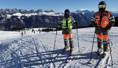 Die Ranger kontrollieren die Masken am Skilift