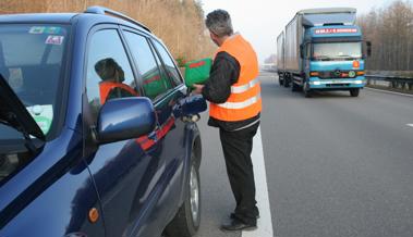 Zweimal trockener Tank: Auto auf der Autobahn parkiert