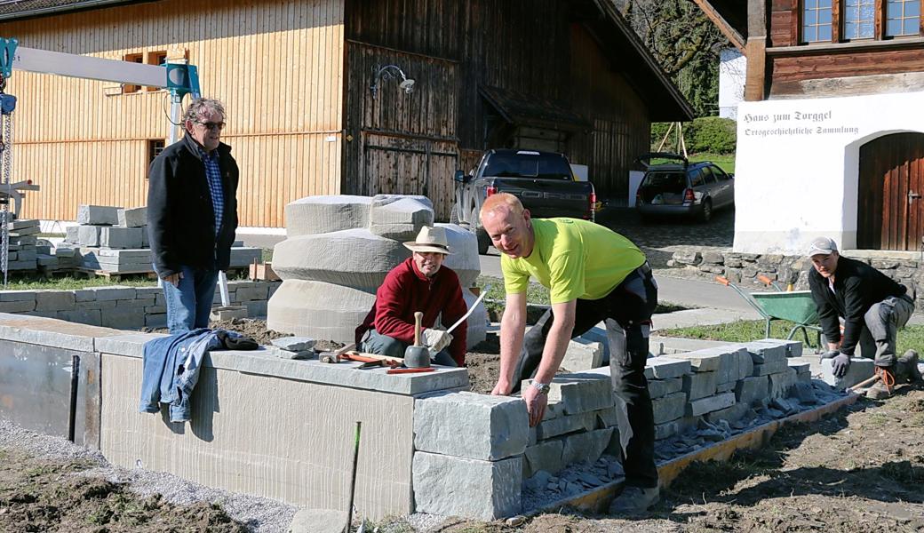 Der Oberrieter Bildhauer Huber Müller (links stehend) stellt mit seinem Team das Projekt «Versuchung» bis auf die Bepflanzung fertig und lässt «sein Paradies» bis im Mai 2021 stehen.