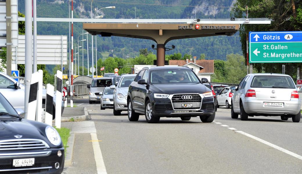 Beim Grenzübergang Kriessern-Mäder harzts. Nicht nur der Verkehr stockt immer wieder; auch die Verhandlungen für die Einrichtung eines Gemeinschaftszollamts stecken fest.