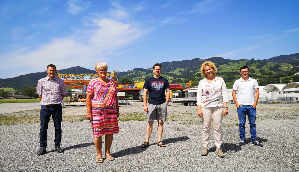 Froh auch in Zeiten von Corona eine Lösung für die Marktfahrer gefunden zu haben (v.l.): Hans Städler, Präsident Marktkommission Altstätten, Hiltrud Frei, Präsidentin Marktverband, Sektion Ostschweiz, Ralph Schmid und Daniela Röthlisberger – Ridolfi, Marktchefs Sommernachtsmarkt sowie Simon Büchel, Verwaltung & Betrieb Allmend Rheintal. 






