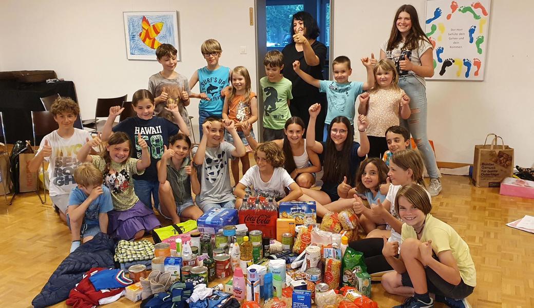 Stolz präsentieren die Kinder, was sie zugunsten des Heerbrugger A-Treffs gesammelt haben.