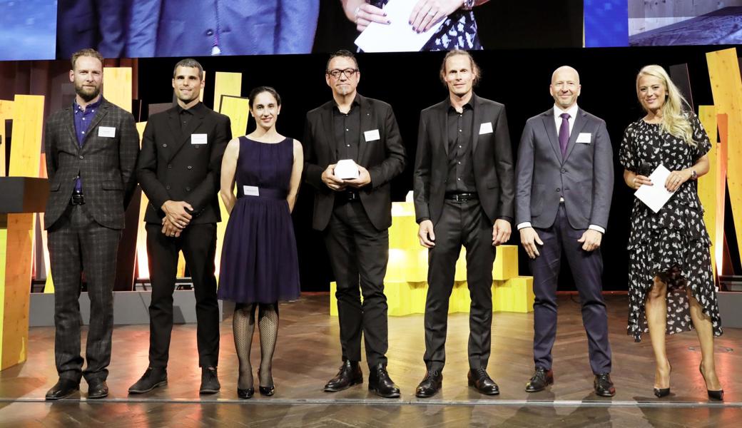 Den Preis konnte das Architekten-Team mit Carmen Hernandez als Projektleiterin zusammen mit Carlos Martinez, Matthias Waibel und David Gschwend aus den Händen von Christa Rigozzi an der feierlichen Preisverleihung im Kursaal in Bern entgegennehmen.