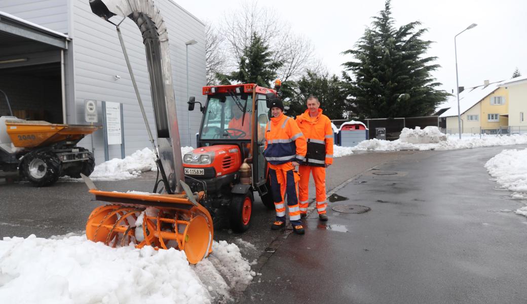 Mitarbeiter des Werkhofs Widnau beseitigen die letzten Spuren des Schneefalls vom Wochenende