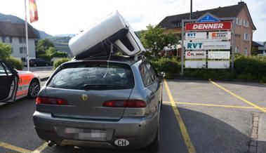 Auf der Autobahn Sofa verloren