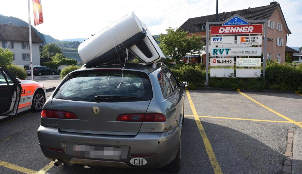 Das Sofa war auf der Autobahn vom Wagendach gefallen. Der Fahrer und sein Beifahrer haben es wieder aufgeladen. Sie fuhren damit weiter, bis sie von der Polizei gestoppt wurden.