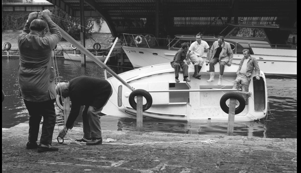 Mitarbeiter testen das Sinkverhalten eines FFA-Segelboots, 1971. 