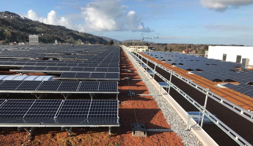 Die Solargenossenschaft erstellte eine Megawatt-PV-Anlage auf einer Fläche von 6000m2 bei Stadler Rail in St. Margrethen. 