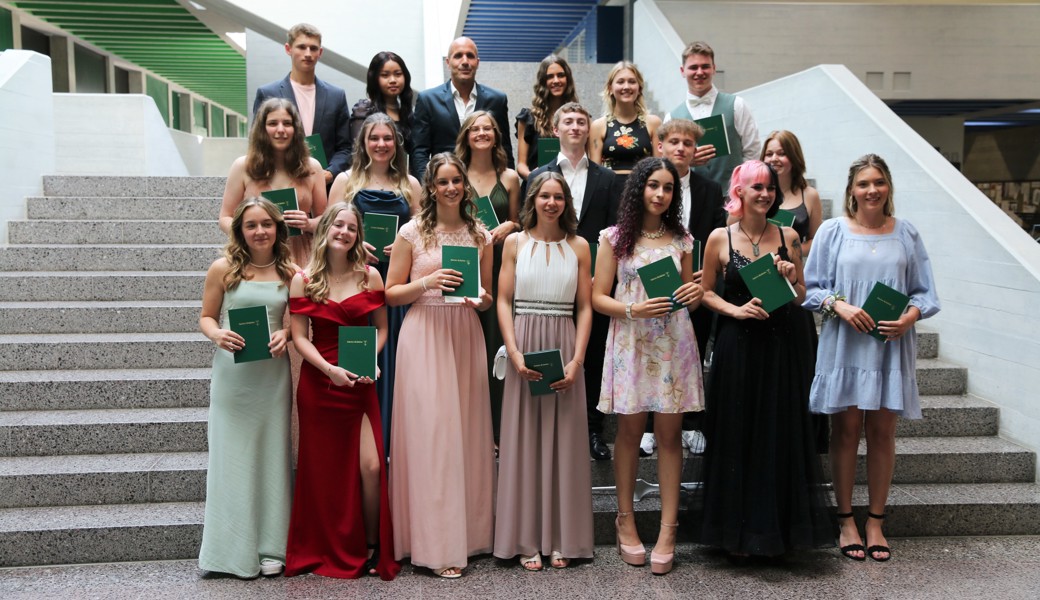 Hinten v.l.n.r. Paus Lasse, Tran Zoe Yi, Langenegger Rainer (Klassenlehrer), Vatrella Lara, Ernst Zoe, Segmüller Sami Mitte v.l.n.r. Schüle Chantal, Breu Nadine, Keel Rea, Güntert Yannick, Kuljici Belmin, Deiss Jaël Vorne v.l.n.r. Federer Livia, Keller Samantha, Celentano Cristina, Benz Linda, Zäch Kyra, Lambert Denja, Dolder Miah