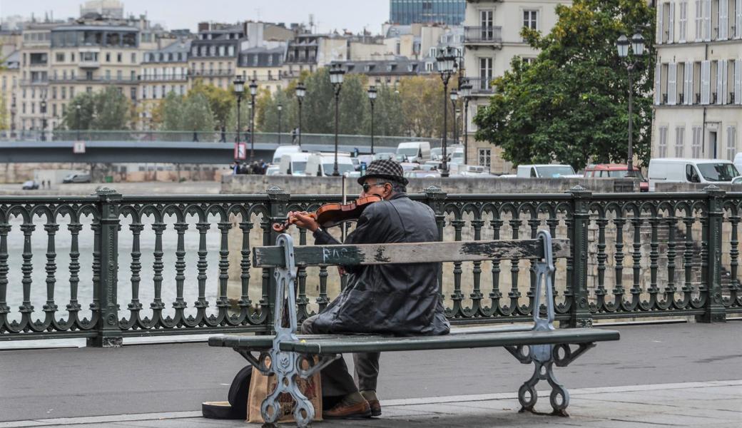 Leidenschaftlich und ohne Noten spielt der Strassenmusiker in Paris.  