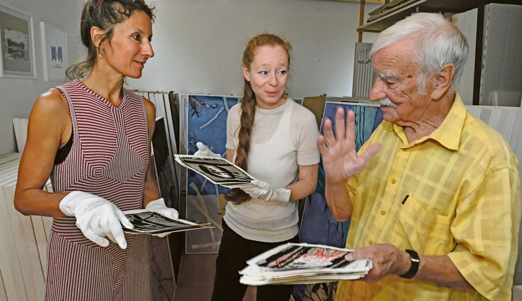 Die Kunstexpertinnen Constanze Kleiner (links) und Jana Noritsch mit Josef Ebnöther beim Durchsehen einiger seiner kleinformatigen Werke letzten Sommer in Ebnöthers Atelier in Lüchingen.