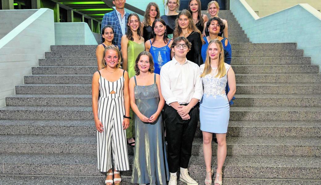 Klasse 4NeSe: Hintere Reihe, von links: Klassenlehrer Patrick Strickler, Caroline Büchel, Julia Roelli, Janine Rindsland, Satu Kempter. Mittlere Reihe, von links: Samira Bänziger, Gianna Mathieu, Levina Joy Smith, Judith Wolfers, Joanna Gantner. Vordere Reihe, von links: Aline Stöckl, Alice Köppel, Eros Di Cataldo, Jillian Lena Haigh.