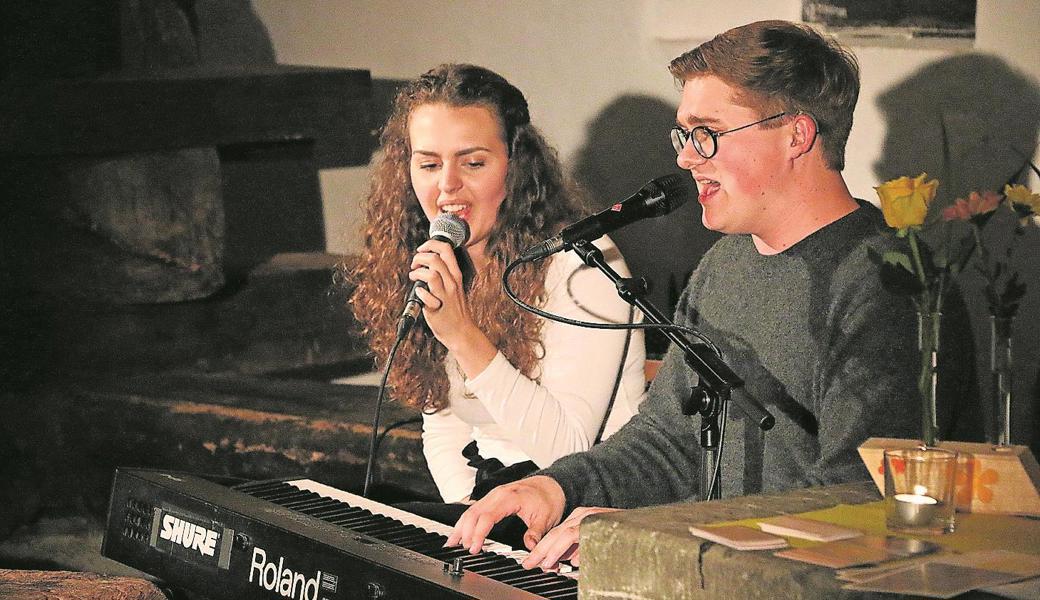 Im Torkel sangen Amber Sieber und Micha Zuber eigene Lieder und als Zugabe ein Duett.