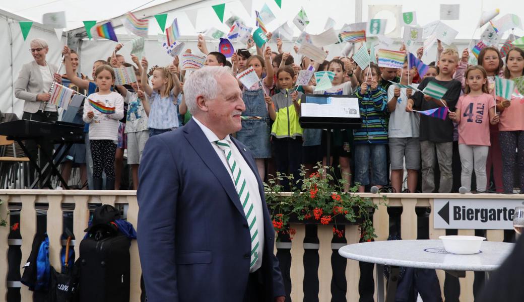 Empfang des höchsten St. Gallers: Walter Freund ist da, Kinder schwenken Fähnli