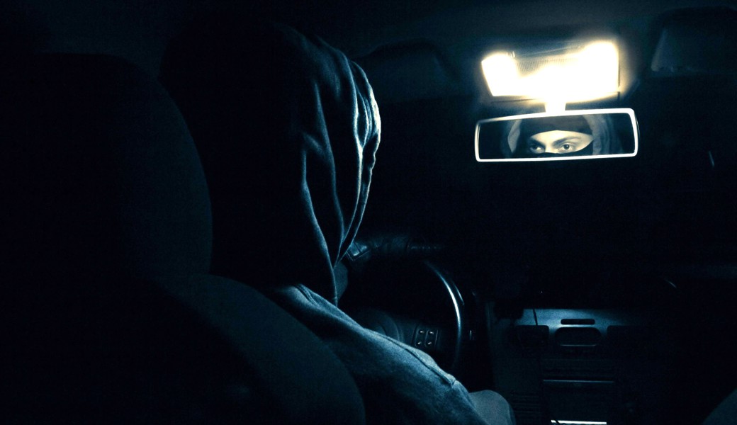 Einbrecher stehlen Fahrzeug, Geld und Wertsachen aus einer Autogarage