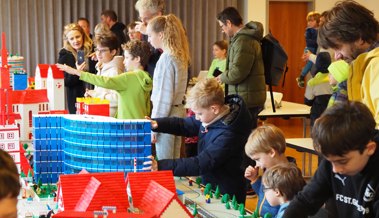 Kinder bauten eine Grossstadt aus Legosteinen