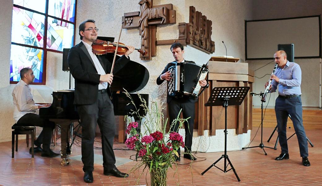 Die vier Musiker Orhan Remzi am Flügel, Sorin Spasinovici (Bratsche), Seraphim von Werra (Akkordeon) und Atanas Marinov (Klarinette) überraschten mit temporeichen Melodien.  