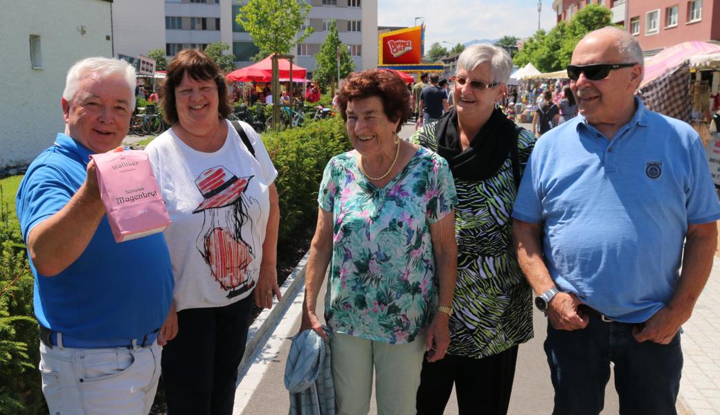 Ebenfalls unter den Kilbigästen: Gemeindepräsident Roland Wälter (links) mit Begleitung.