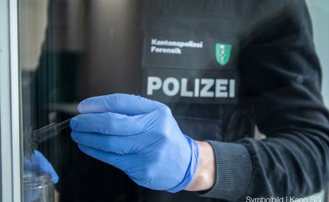 Schmuck, Bargeld und eine ungeladene Pistole aus Einfamilienhaus gestohlen