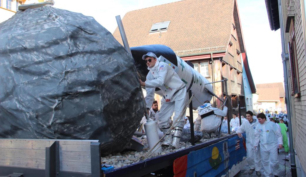 Die Jungwacht Oberriet gehört zu den Gruppen, die stets ein besonders aufwendiges Sujet gestalten. Diesmal kamen sie mit Rakete und Mondlandschaft.