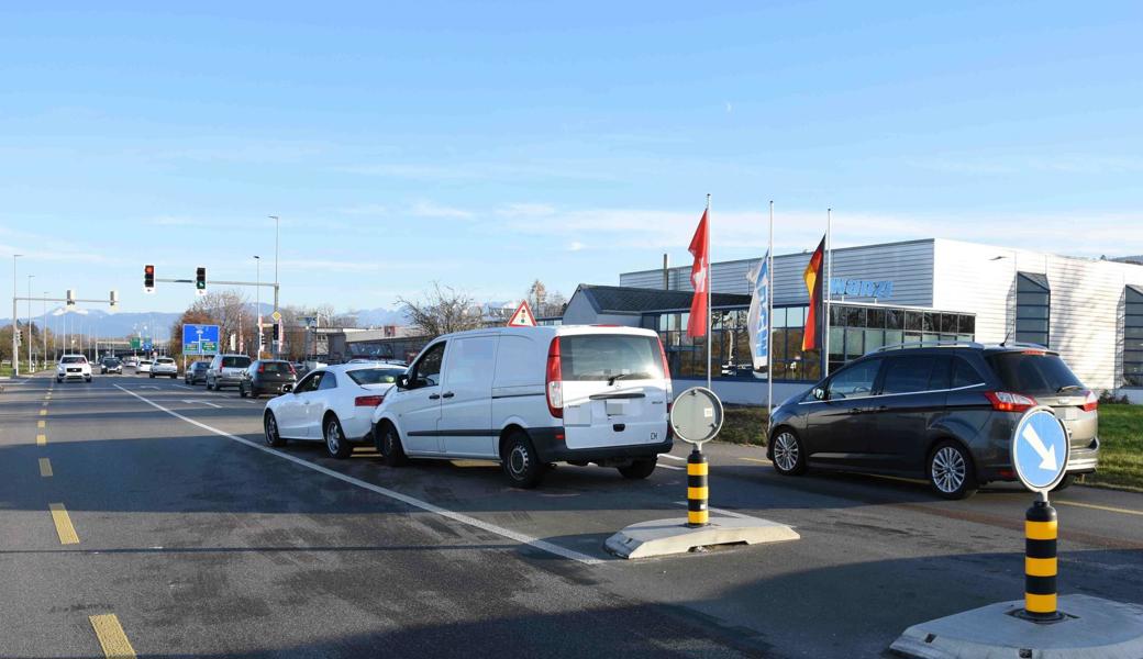 Der Lenker eines Lieferwagens fuhr ins vor ihm stehende Auto.