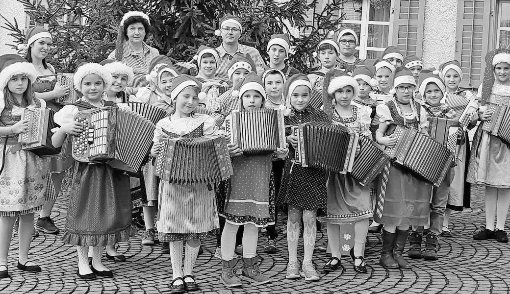 Im Alters- und Pflegeheim Berneck stimmten die Musikschüler mit weihnachtlichen Melodien auf die Adventszeit ein.  Bild: pd
