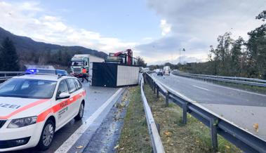 Windböe wirft Anhänger auf der Autobahn um