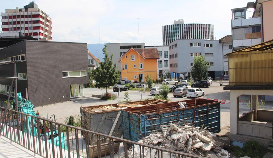 Fünf Häuser sollen hier verschwinden: Die ehemalige Molki (Standort Fotograf), das Haus rechts, ein weiteres Gebäude linkerhand (das hier nicht zu sehen ist) sowie das orange Gebäude hinten an der Auerstrasse und das links daneben stehende Haus, von dem ein kleiner Teil erkennbar ist. Das dunkle Haus links ist (und bleibt) das FEG-Zuhause.