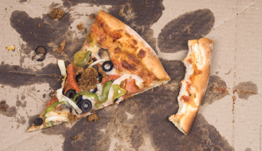 Käsereste, Fett und Salami: Warum Pizzakartons nicht in die Kartonsammlung gehören