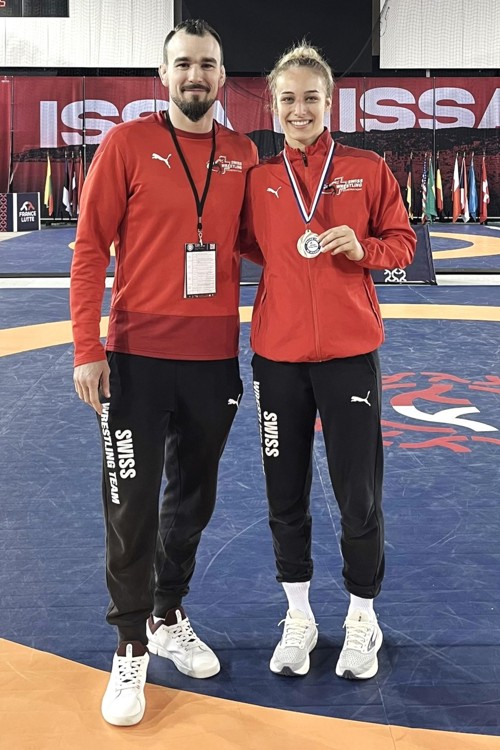 Annatina Lippuner freut sich mit ihrem Coach Gergely Gyurits über die in Südfrankreich erkämpfte Medaille.