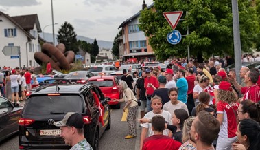 Am Auer Kreisel brachen alle Dämme - die Bilder nach dem Sieg der Schweizer Nati