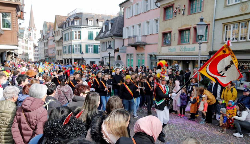 Dicht an dicht säumten die Zuschauer die Marktgasse und liessen die Butzen vorbeiziehen.