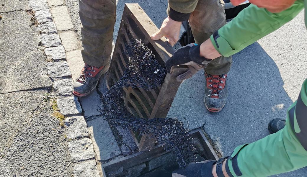 Freiwillige montieren die Ausstiegshilfen.