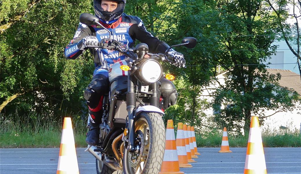 Auch ein Superbike-Schweizer-Meister muss Fahren lernen: Durch die Pylonen zu fahren fällt ihm aber weniger leicht als auf der Rennstrecke.