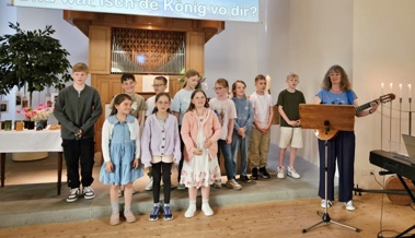 Kinder gestalten ihre eigenen Abendmahlsbecher