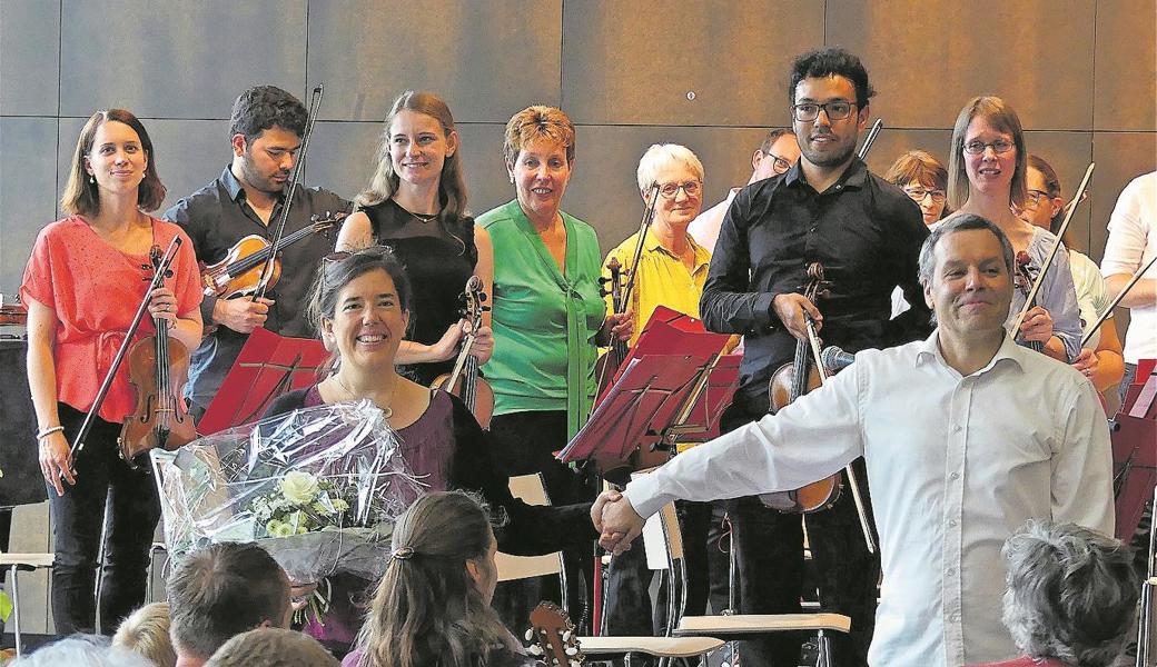 Der Orchesterverein Widnau mit Dirigent Stefan Susana (vorne rechts) zeigte zusammen mit der Singer-Songwriterin Mia Luz (vorne links) eine stimmige Matinee mit Crossover-Musik. 