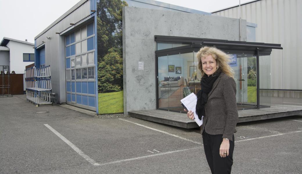 Brigitte Lüchinger und ihr Mann Stefan investieren am Hauptsitz in Kriessern in die Zukunft. Der Neubau, für den der «Schopf» weichen muss, soll Ende Jahr fertig sein.