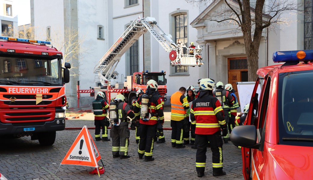 Bei der katholischen Kirche in Altstätten wurde das Vorbereiten einer Einsatzübung sowie deren Durchführung geübt.