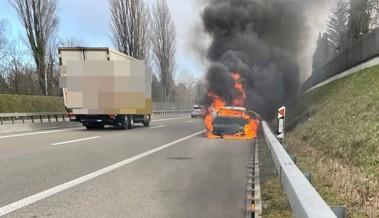 Es war wohl ein technischer Defekt: Auto brannte auf der Autobahn komplett aus