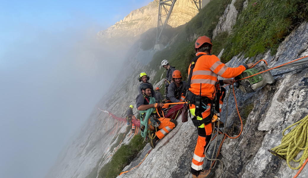 Am Donnerstag konnte die Säntisfahne durch das Höhenarbeiterteam an der Bergwand fixiert werden. 