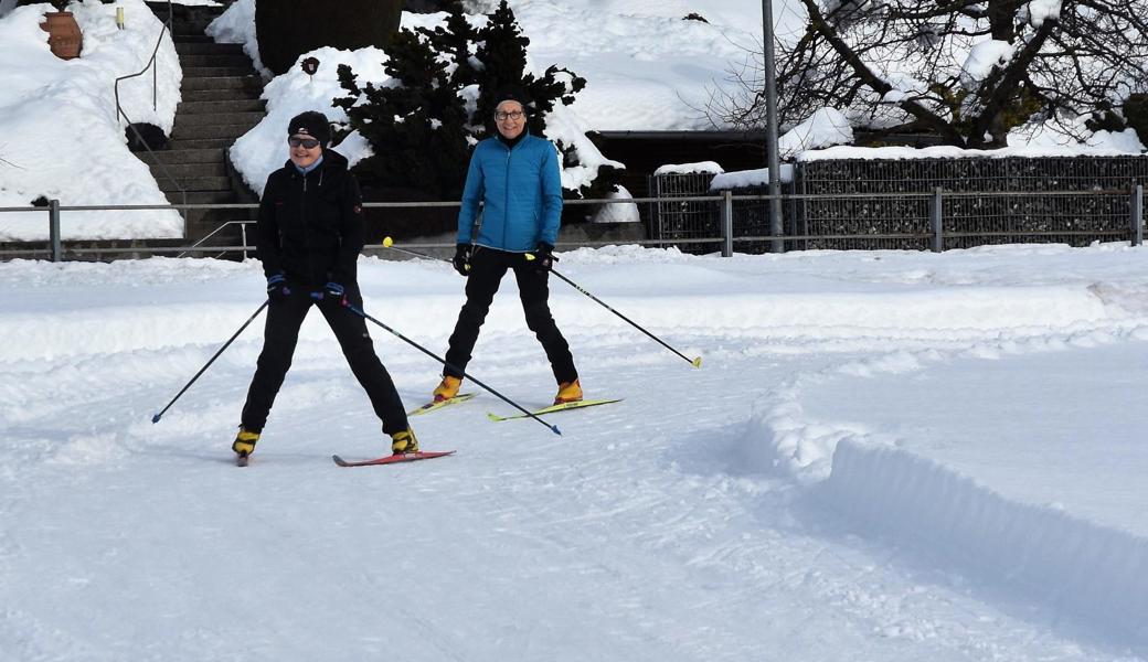 Bea Gruber und Rita Frei (von links) geniessen das unverhoffte Wintervergnügen in Balgach: «Die Strecke ist perfekt präpariert.»